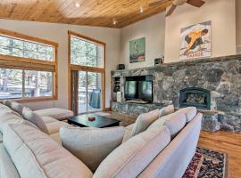 Truckee Escape with Hot Tub Near Ski Resorts, hotel u gradu Traki