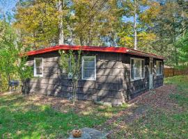 Catskill Mtn Home with Deck about 1 Miles to Zoom Flume!, hotel en East Durham