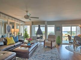 Waterfront Lake Travis Home with Pool Access!, hotell i Point Venture