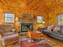 Secluded Cabin Between Boone and Blowing Rock!, vila di Todd
