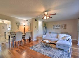 Indian Shores Townhome with Pool Access and Kayaks!, hotel a Clearwater Beach
