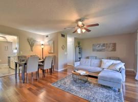 Indian Shores Townhome with Pool Access and Kayaks!, hotel v destinaci Clearwater Beach