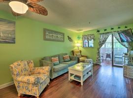 Beach and Pool Access Colorful Hilton Head Condo!、ヒルトン・ヘッド・アイランドのホテル