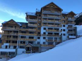 *NEW* Bellevue D’Oz Ski In Ski Out Luxury Apartment (8-10 Guests), hôtel avec parking à Oz