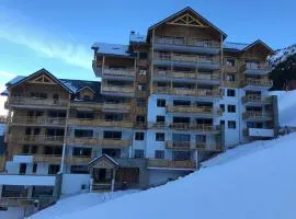 *NEW* Bellevue D’Oz Ski In Ski Out Luxury Apartment (8-10 Guests)