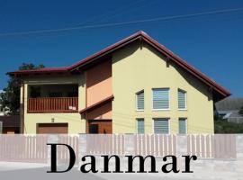 Vila Danmar - rent whole vila or upper floor apartment, מקום אירוח ביתי בZávažná Poruba