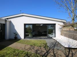 Bungalow between Haarlem and Amsterdam with a large bubble bath, בית נופש בVijfhuizen