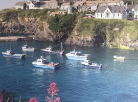 Bay House Lobber Port Isaac Apartment with Sea Views, hotel in Port Isaac