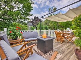 Rockland Home with Deck 5 Mins to Historic Downtown!, hotell med parkering i Rockland