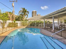 Riviera Beach Home with Pool - Walk to Beaches!、リビエラ・ビーチのホテル