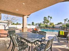 Updated Las Vegas House with Patio, Solar Heated Pool, hotell i nærheten av North Las Vegas lufthavn - VGT 