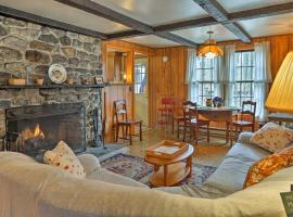 East Otis Reservoir Cabin with Porch - Walk to Lake!, villa à East Otis