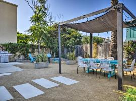 Remodeled Ventura Beach Home with Yard and Fire Pit!, sewaan penginapan tepi pantai di Ventura