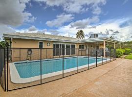 Riviera Beach Vacation Home with Pool Walk to Beach, жилье для отдыха в Ривьера-Бич