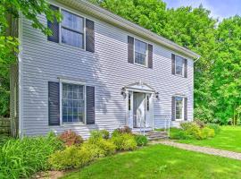 Private Guest House in Dtwn Lenox, Walk to Dining!, cottage in Lenox