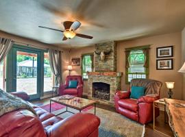 Cozy Home with Media Room Short Walk to Taos Plaza!, hotel in Taos