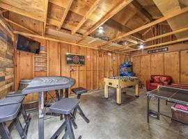 Cozy Renovated Cabin Yard, Deck, PlayroomandArcade, casa de temporada em Big Bear City