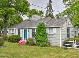 Cozy Sea Street Cottage - 1 Mile to Ferry Boats!, hotel in Hyannis