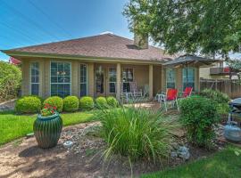 Cozy Home with Patio and Yard, 3 Mi to Lake Travis!, בית נופש באוסטין