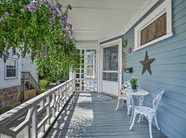 Quaint Beverly Townhome Walk to Beach and Downtown!，比佛利的度假屋