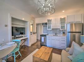 Walk to Attractions Couples Retreat in Nantucket，楠塔基特的有停車位的飯店