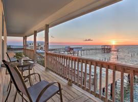 Luxe Waterfront Lake Pontchartrain Home with Dock!, villa in Venetian Isles