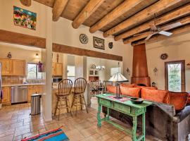 Adobe House with Patio - 1 half Mi to Santa Fe Plaza! โรงแรมในซานตาเฟ