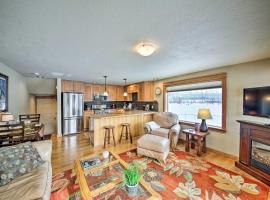 Lake Pend Oreille Condo with Porch and Mountain View!, hotel di Sandpoint
