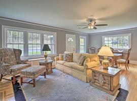 Beautiful Lenox Home, 3 Mi to Shakespeare and Co!, villa in Lenox