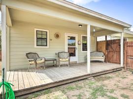 Cozy Canyon Lake Cottage 1 Mi to Guadalupe River!, hotel u gradu 'Canyon Lake'