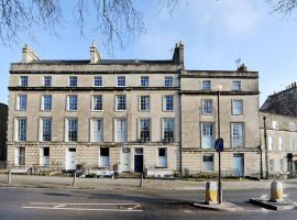 Beautiful Studio with private outside terrace, hotel cerca de Holburne Museum of Art, Bath