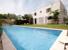 Casa Vacacional Dhalia, hotel with pools in Dos Hermanas