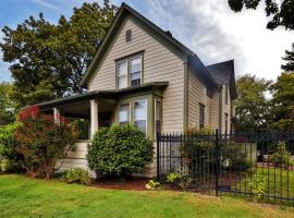 Historic and Charming Salem Home with Mill Creek Views, holiday home in Salem