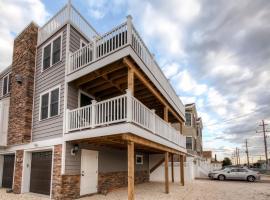 Recently Renovated LBI Apt with Deck on Beach Block!, hotell med parkeringsplass i Beach Haven