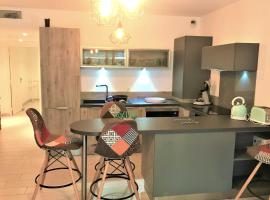 Centre Juan les Pins 1 bedroom with AC, swimming pool and parking, hôtel à Juan-les-Pins