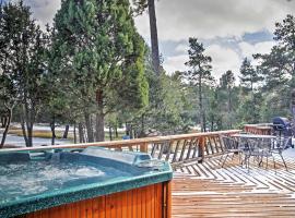 Rustic Alto Cabin with Hot Tub, Deck and Fireplace!: Alto şehrinde bir otel