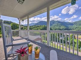 Maggie Valley House with Mtn Views - 1 Mi to DT, hotel di Maggie Valley
