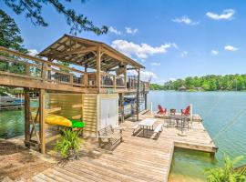Lake Martin Cabin with Luxury Dock and Kayaks!, villa em Eclectic