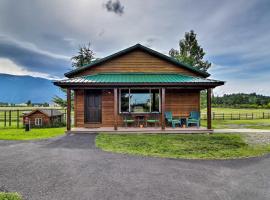 Cabin with Porch and View about 19 Mi to West Glacier, hotel cerca de Big Sky Waterpark, Columbia Falls