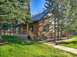 Cabin on Kenai Peninsula Family and Group Friendly!, hotel para famílias em Kenai