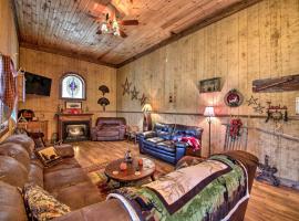 The Bovard Lodge Rustic Cabin Near Ohio River!, hotel in Florence