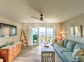 Airy Oceanfront Condo Beach Views and Pool Access!, lejlighed i North Topsail Beach