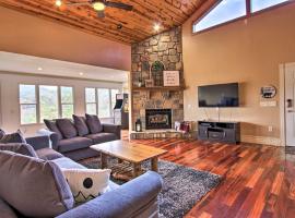 Luxe Cabin with Covered Pool and Smoky Mountain Vistas, semesterhus i Sevierville