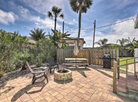 St Augustine Studio with Fire Pit - Walk to Beach!, hotel en St. Augustine Beach