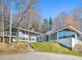 Pristine West Dover Home with Deck and Mountain Views!, hotel em West Dover