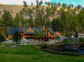 Custom Bitterroot Valley Cabin with Hot Tub and Views!, hotel with jacuzzis in Conner