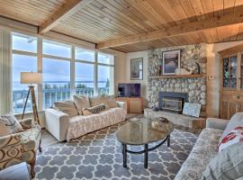 Camano Island Home with Views and Private Beach Access โรงแรมในIndian Beach