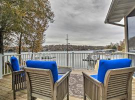 Lily Pad Waterfront Oasis on Lake of the Ozarks!, hotel i Gravois Mills