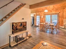 Lakeview Forest Cabin with Deck Less Than half Mile to Beach!，Madison的飯店