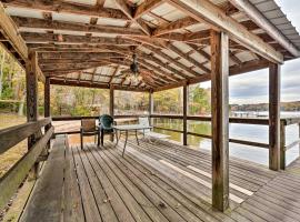 Pet-Friendly Lake Norman Cottage Swim, Boat, Fish, casa vacacional en Mooresville